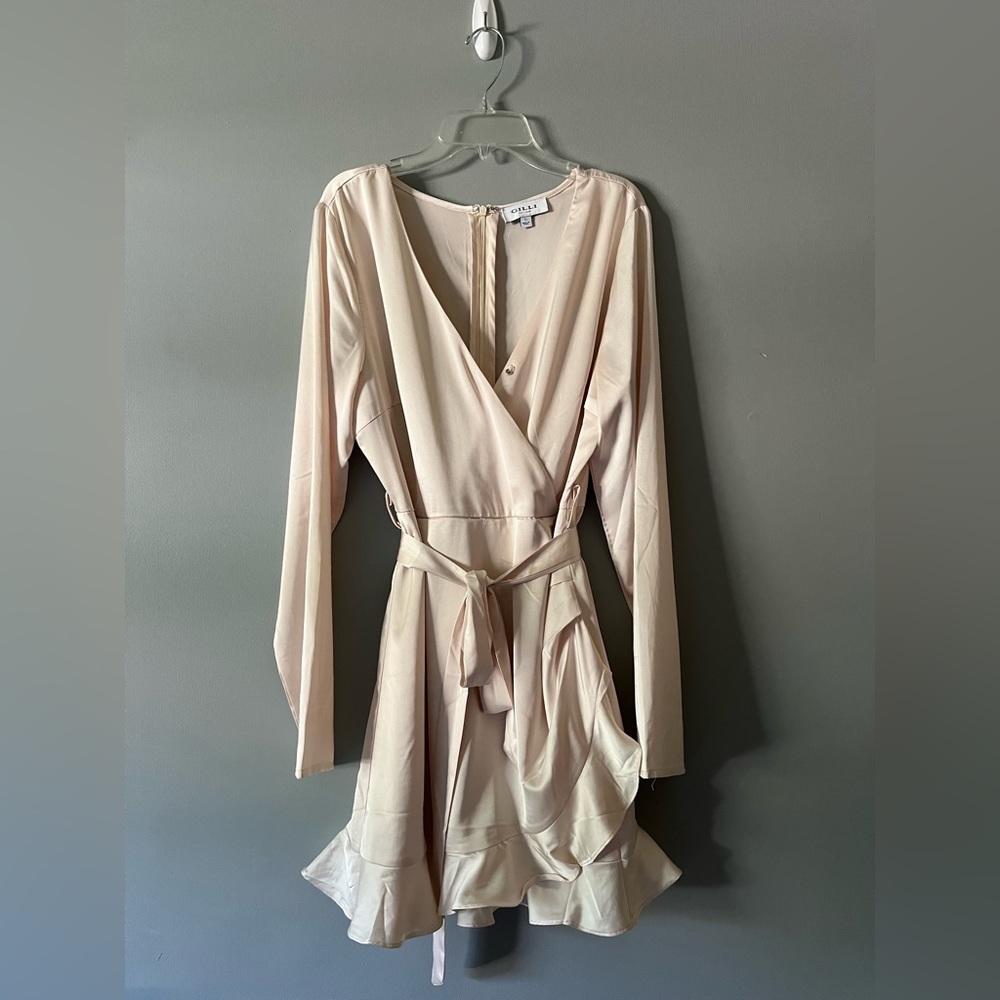 Cream colored size -L Gilli long sleeved satin dress.